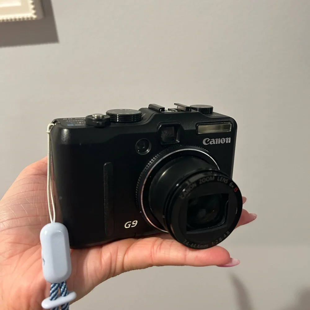 Canon Compact Digital Camera in Black with Zoom Lens